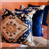 D06. Decorative pillows. 